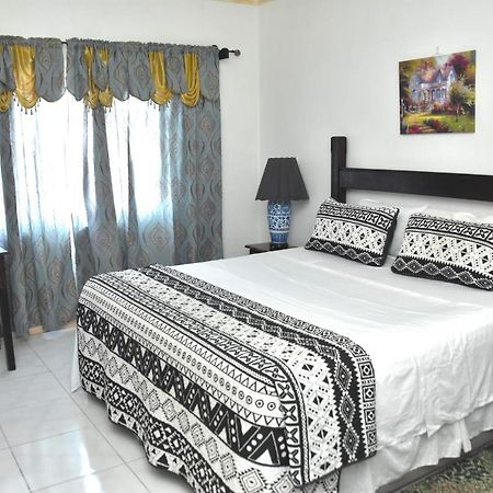 Embassy Deluxe Apartment Kingston Exterior photo