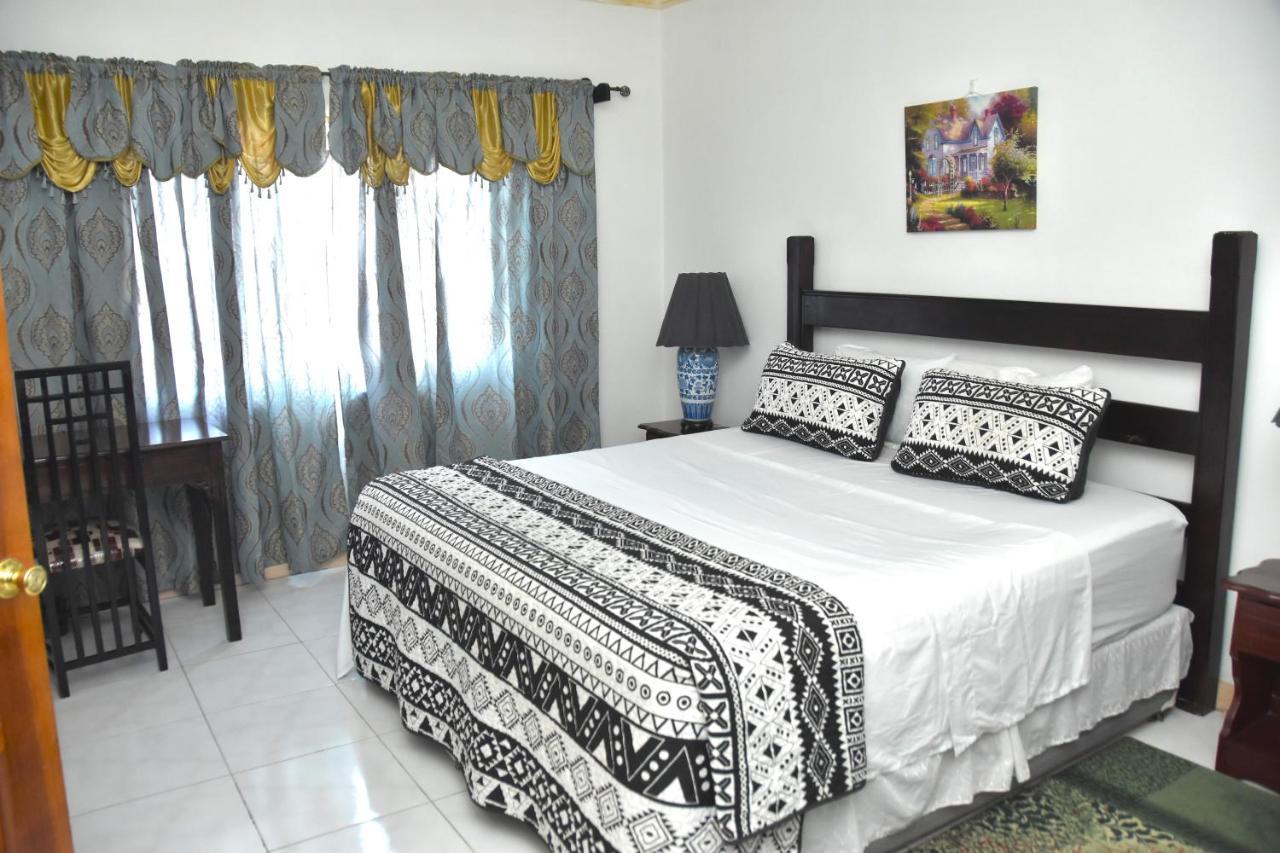 Embassy Deluxe Apartment Kingston Exterior photo